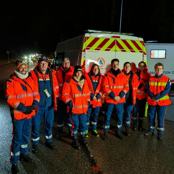 Équipe médicales de secours pendant la nuit